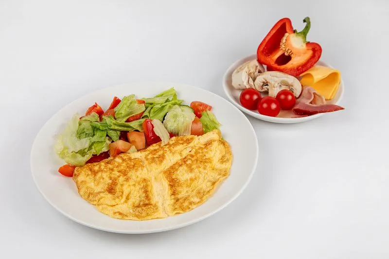 Омлет с овощным салатом