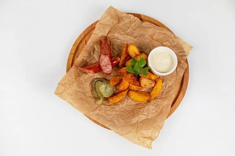 Картофель по-деревенски с колбасками