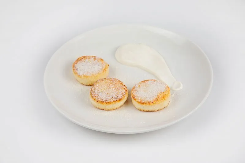 Творожные сырники со сметаной