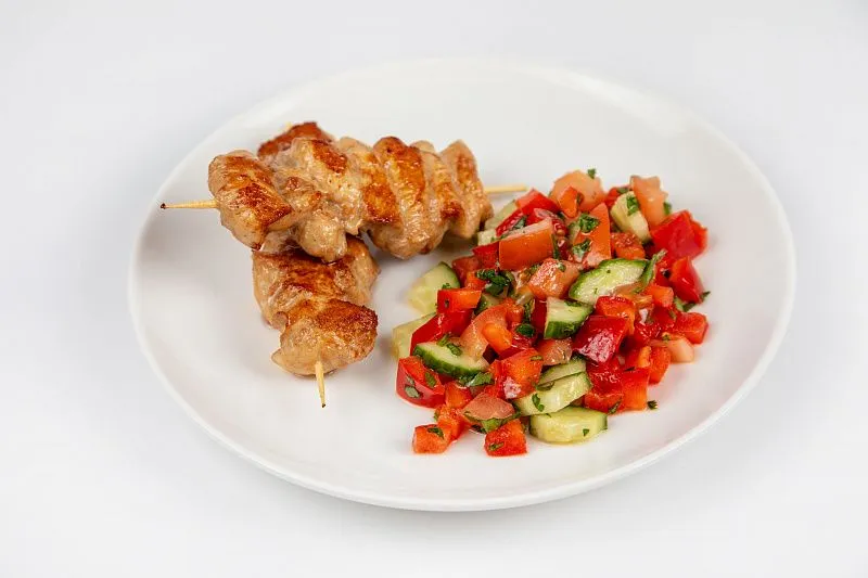 Шашлычок куриной с овощным салатом